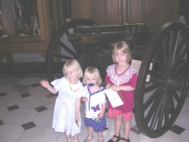 Three girls by the big gun