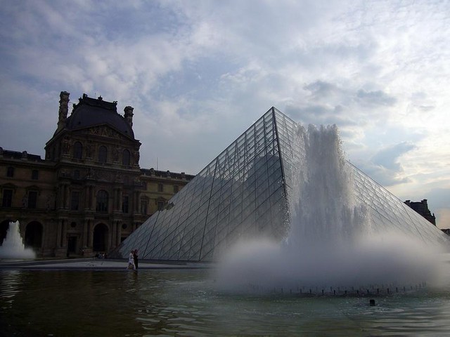tn LouvrePyramid2
