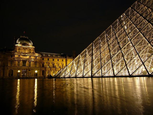 tn LouvrePyramidNight2